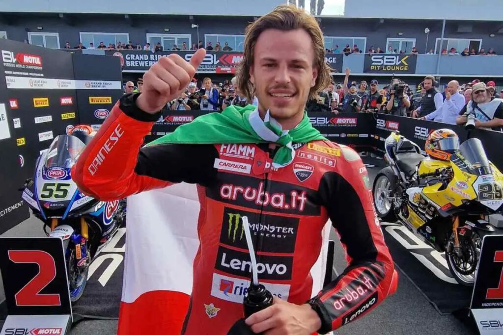 Superbike, chef-d’œuvre de Bulega et larmes : « Le plus beau jour de ma vie » Superbike Australia, Bulega: capolavoro e lacrime in Gara 1