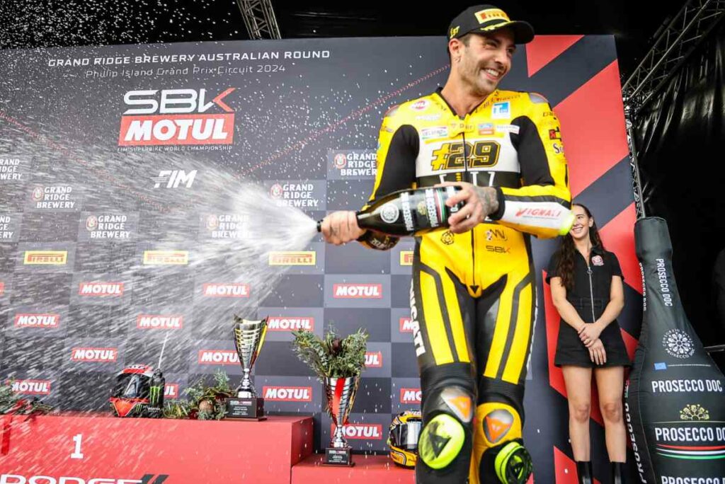 Superbike, la renaissance d’Andrea Iannone : « Je vis un rêve » Superbike Phillip Island, Andrea Iannone subito sul podio