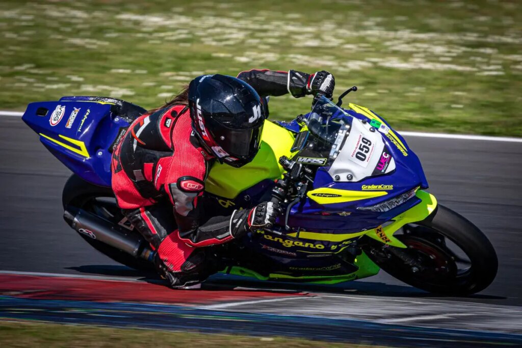 Flashback : Joy Bruno immédiatement en tête du WEC et du CIV Femmes Al ritorno con Gradara Corse in Supersport 300, la 15enne Josephine Bruno si è imposta nei test di Women’s European Championship e CIV Femminile a Misano: la nuova promessa del motociclismo italiano al femminile?