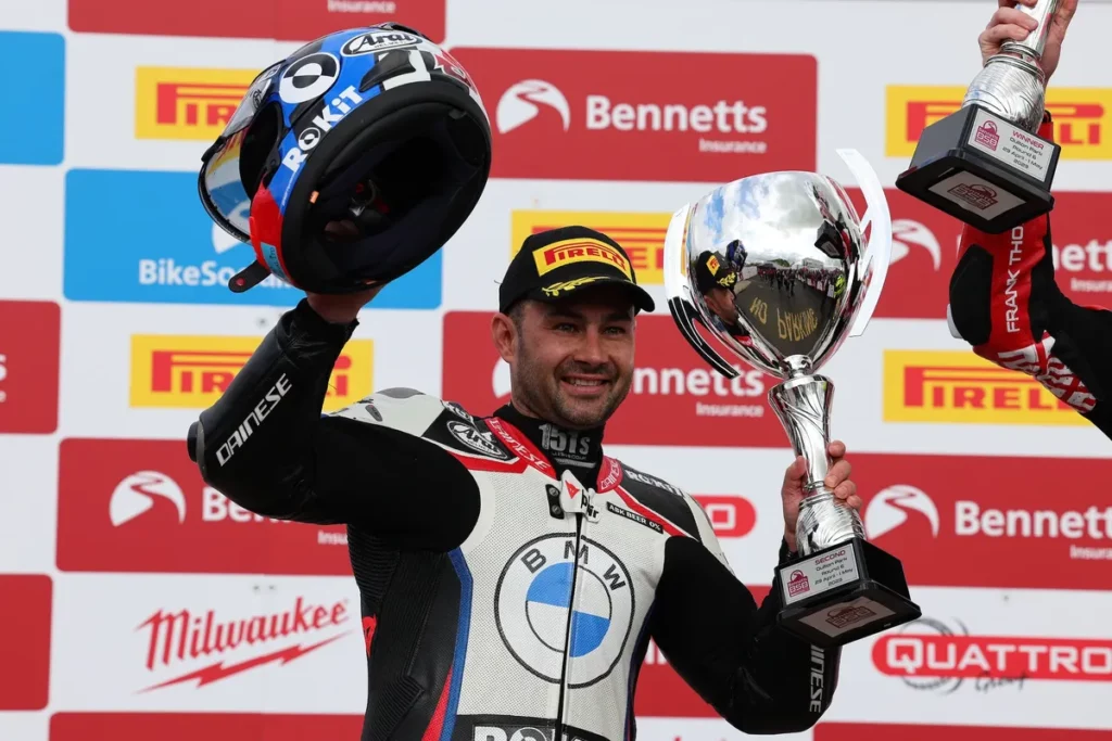 Leon Haslam irrépressible : en BSB 2024 avec ROKiT BMW Leon Haslam nel British Superbike con ROKiT BMW