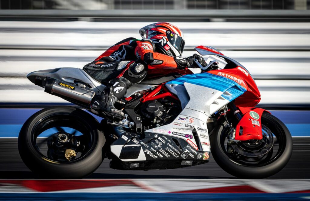 Luca Ottaviani prévient : “Il y a aussi MV Agusta dans le CIV Supersport” Con la Extreme F3 800 RR, Luca Ottaviani rifila mezzo secondo agli avversari nei test ufficiali del CIV Supersport a Misano: sfida aperta con Ducati e Yamaha
