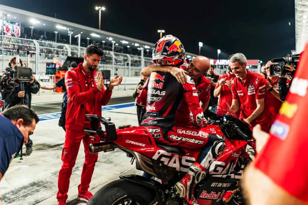 MotoGP Qatar, la raison de l’effondrement de Pedro Acosta : le pneu n’y est pour rien MotoGP Qatar, il vero motivo del crollo di Pedro Acosta