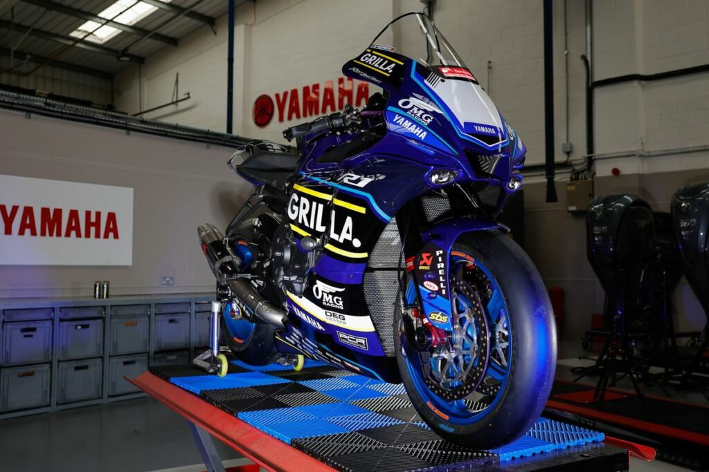 OMG Racing Yamaha fait peau neuve pour le BSB 2024 Squadra di riferimento Yamaha per il British Superbike 2024, il team OMG Racing passa alla tipica livrea blu di Iwata e annuncia l'accordo con un nuovo main sponsor