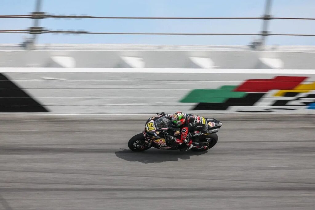 Richie Escalante établit un record lors des qualifications 1 du Daytona 200 Richie Escalante velocissimo con la Suzuki GSX-R 750 nelle prime qualifiche della 200 miglia di Daytona, appena fuori dalla top-20 il nostro Niccolò Canepa