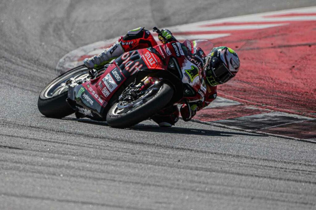 Superbike, Alvaro Bautista retrouve le sourire : “Je reviens” Superbike, test Catalunya: Alvaro Bautista esulta