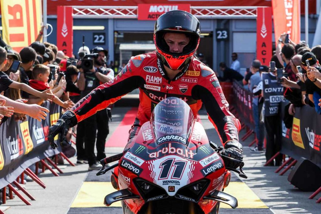 Superbike, Bulega accepte la défaite : “J’aurais signé pour la 2e place” Superbike Barcellona Nicolo Bulega