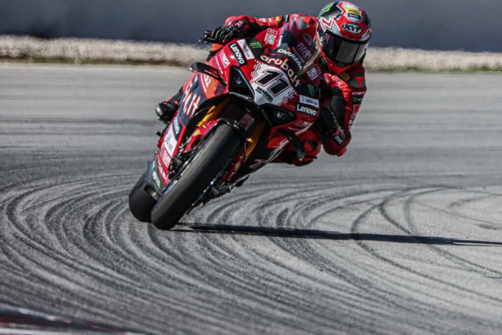 Superbike et Bulega rapides également à Barcelone : nouveau message aux rivaux Superbike, test Catalunya: Bulega velocissimo