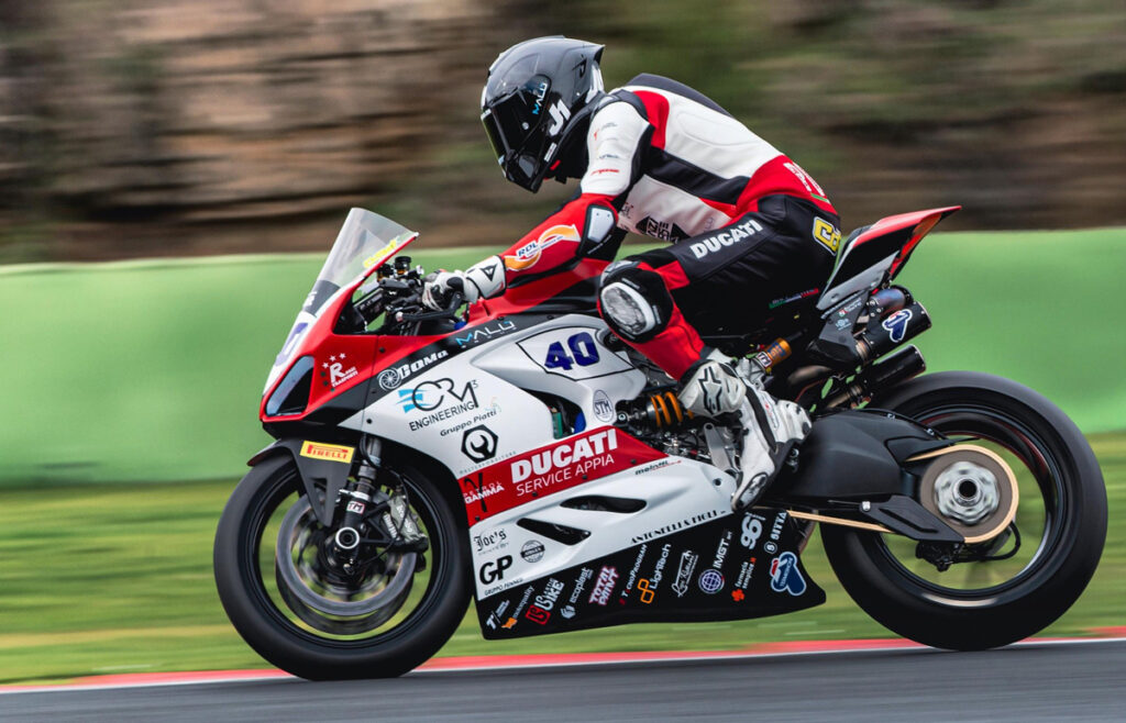 Supersport : Le poker italien dans le World Challenge, Cours contre les jeunes Simone Corsi Supersport Ducati Renzi Corse