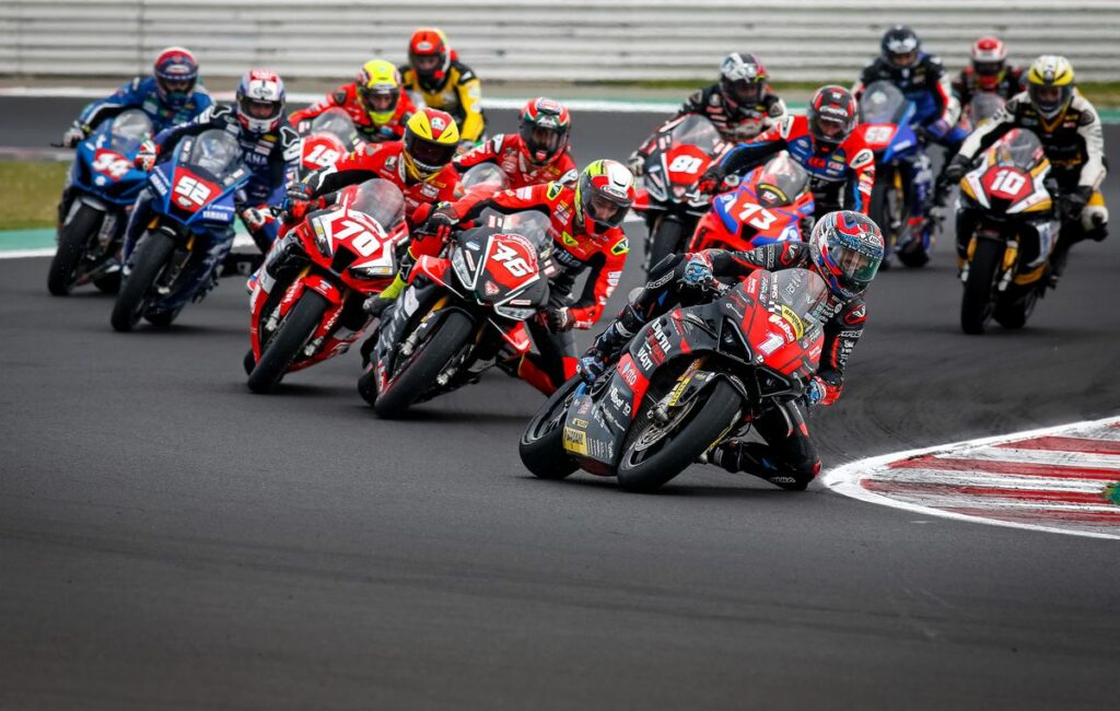 Le CIV Superbike recommence : tout le monde contre Michele Pirro Questo week-end scatta a Misano il CIV Superbike 2024 con l’adesione di 15 piloti e 6 costruttori: per l’assalto alla decima corona Michele Pirro dovrà vedersela contro una concorrenza agguerrita