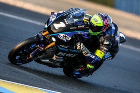 Un errore di Karel Hanika rischia di mandare in fumo i sogni di gloria di YART Yamaha, Yoshimura SERT passa in testa alla 24h Motos Le Mans. Aviobike Aprilia quinta in Superstock