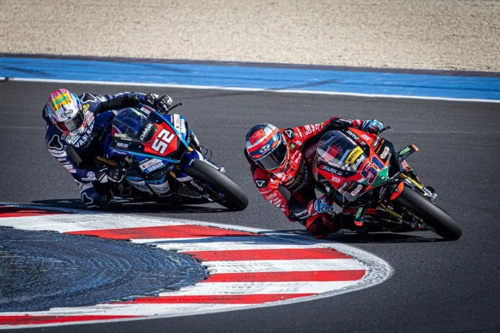 Alessandro Delbianco épuisé « Un marathon n’a pas suffi pour battre Pirro » Un effervescente Alessandro Delbianco mette pressione a Michele Pirro in Gara 2 del CIV Superbike a Misano, ma non basta: la nuova Yamaha DMR convince, adesso l’ultimo step