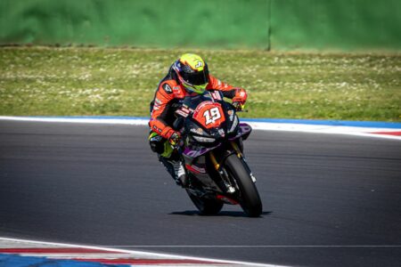 Luca Bernardi centra la prima pole con Nuova M2 Aprilia nel CIV Superbike a Misano senza l’utilizzo della nuova specifica supermorbida Dunlop: sale l’attesa verso Gara 1