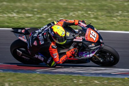 Luca Bernardi e Alessandro Delbianco protagonisti nel primo turno di qualifiche del CIV Superbike a Misano: il pilota Aprilia in pole provvisoria per 95 millesimi. Inizio in sordina per l’atteso Michele Pirro