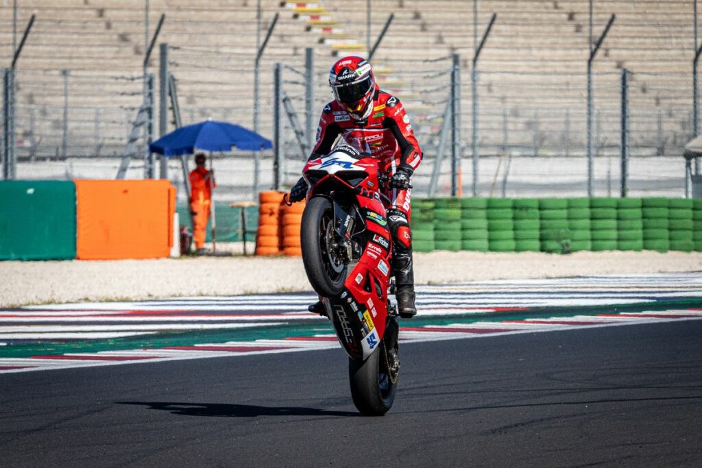 CIV Supersport Misano : Mantovani remporte la Course 2, mais c’est un casse-tête pneumatique Andrea Mantovani ritorna alla vittoria e Ducati monopolizza la top-5 in Gara 2 del CIV Supersport a Misano, sotto la lente d’ingrandimento la tenuta delle gomme Dunlop