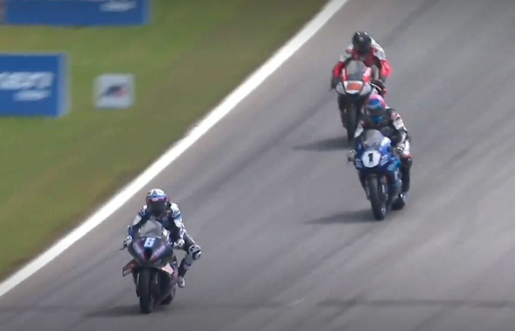 Cameron Beaubier ouvre MotoAmerica 2024, frayeur pour Loris Baz Cameron Beaubier torna alla vittoria in un’avvincente Gara 1 del MotoAmerica Superbike a Road Atlanta, collisione tra Loris Baz e Richie Escalante dopo il traguardo. Roberto Tamburini settimo al debutto in Supersport