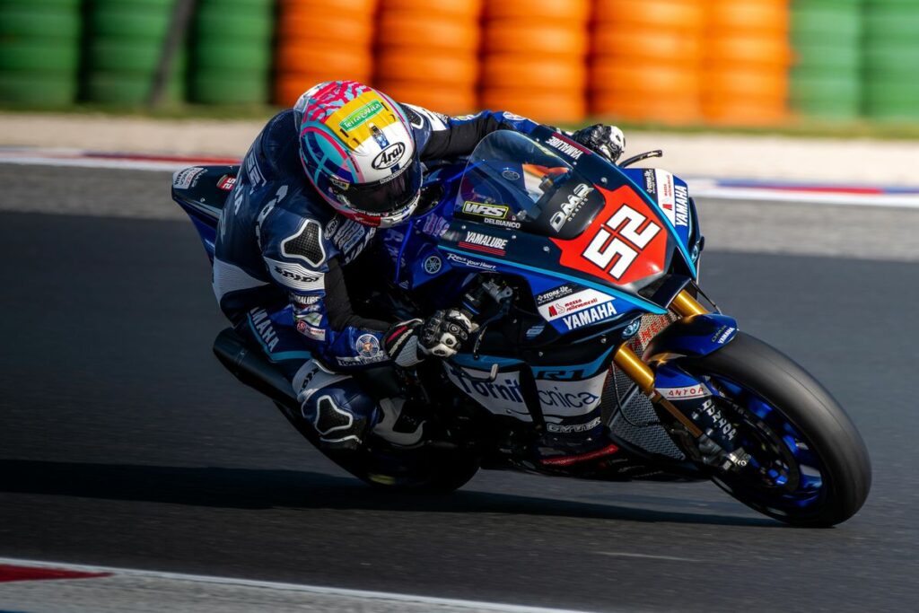 Delbianco « Mes prix augmentent ? Je parie 50 euros” Alessandro Delbianco si gioca la pole con Luca Bernardi nella QP1 del CIV Superbike a Misano: tanto ottimismo e ampi margini di crescita al ritorno in DMR Racing con supporto di Yamaha