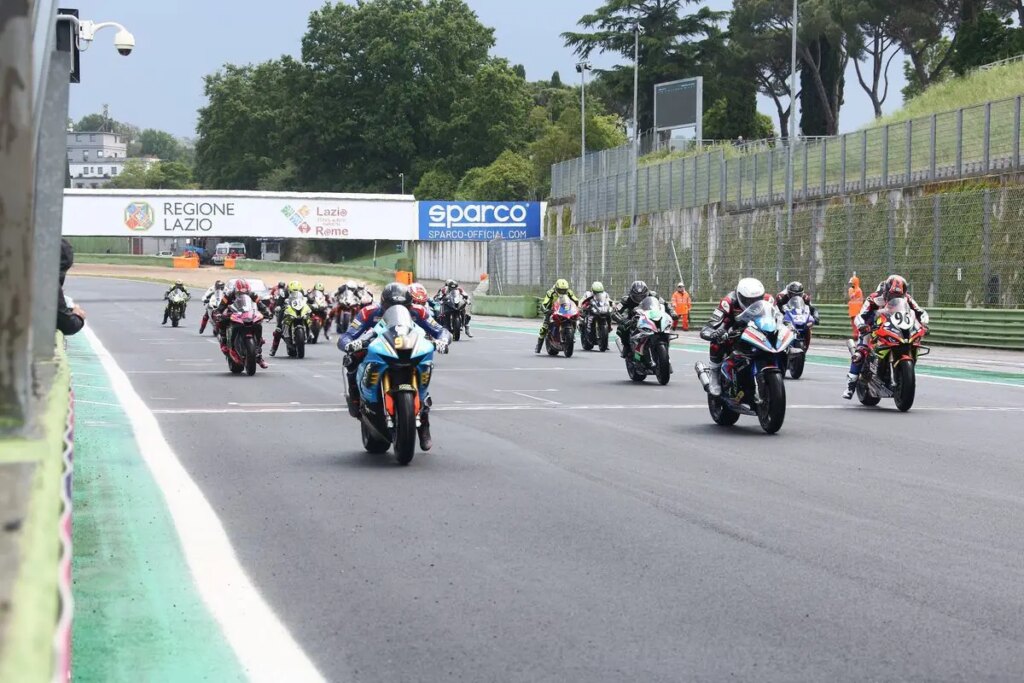 Le format 1000cc de la Coupe Pirelli 2024 s’ouvre à Vallelunga Scatta la Pirelli Cup 2024: griglie piene a Vallelunga con diversi big al via e due classi riservate solo alle moto di massima cilindrata. I dettagli della nuova stagione