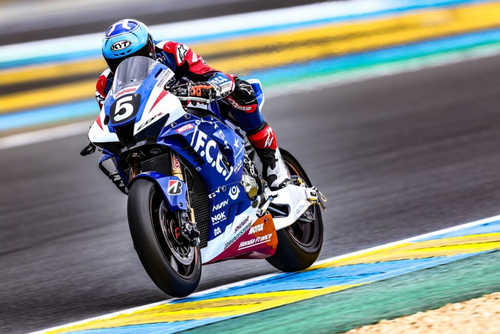 Les 24h Motos du Mans ont commencé : double chute du FCC TSR Honda Inizia con un colpo di scena la 47^ edizione della 24h Motos Le Mans del Mondiale Endurance: F.C.C. TSR Honda con Josh Hook va giù dopo pochi minuti. Lotta aperta tra YART Yamaha e Yoshimura SERT Suzuki per il primato