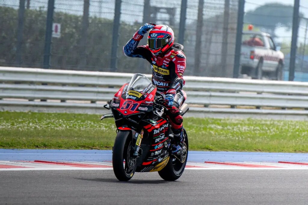 Michele Pirro « Je fais la fête avec Ginevra, mais il vaut mieux qu’elle se passionne pour autre chose… » Dopo i malesseri degli ultimi giorni, Michele Pirro festeggia con la figlia nel CIV Superbike a Misano: vittoria importante con l’uscita di scena dei diretti avversari