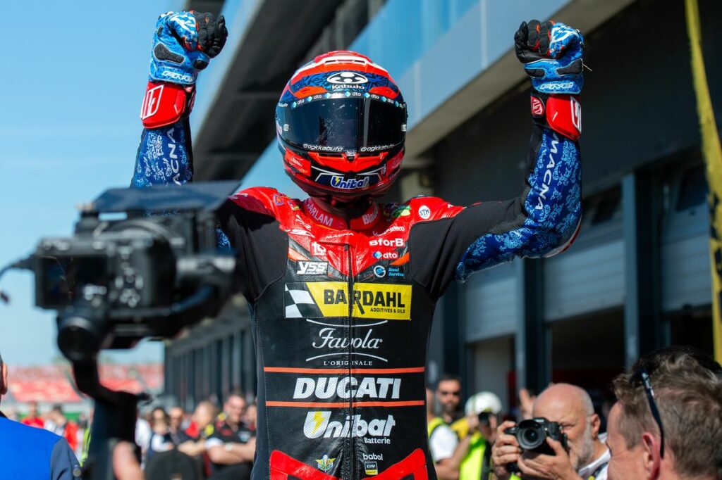 Michele Pirro remporte Misano “Mais les jeunes me font avoir le cou long” Michele Pirro tiene a bada Alessandro Delbianco e cala la doppietta nel primo round del CIV Superbike 2024 a Misano: più forte dei malesseri fisici e dei giovani sempre più esuberanti