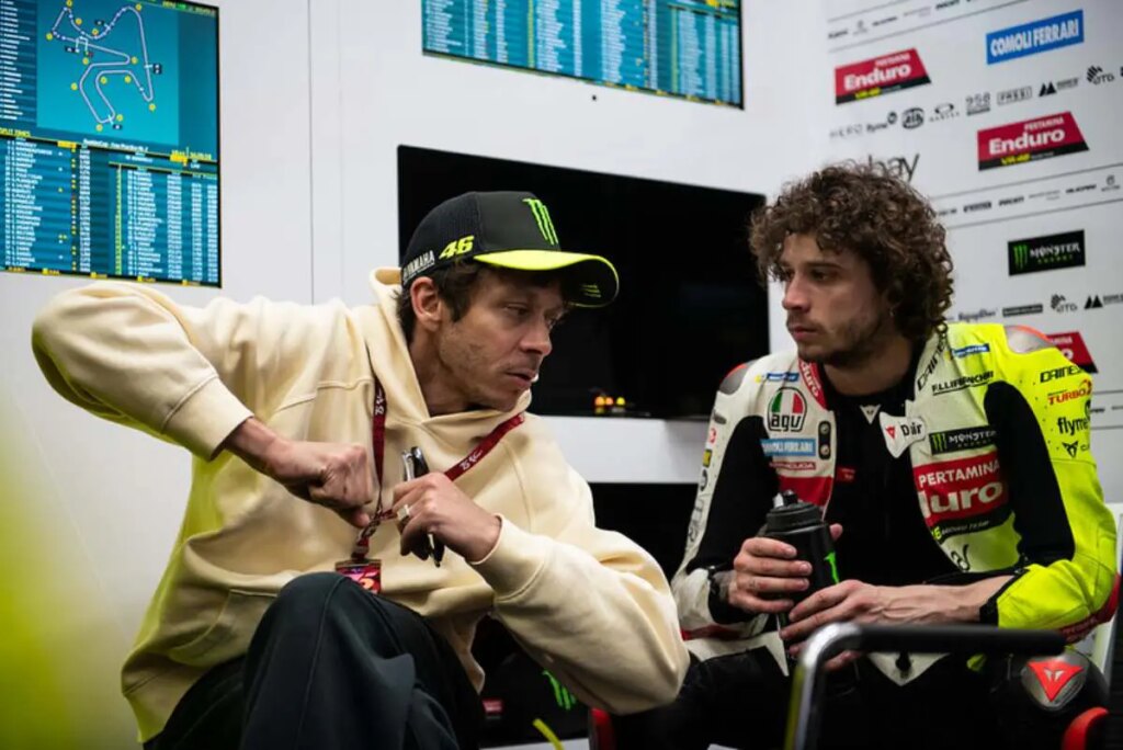 MotoGP, Bezzecchi : « Mieux vaut Valentino Rossi aux stands que sa copine » MotoGP, Valentino Rossi e Marco Bezzecchi