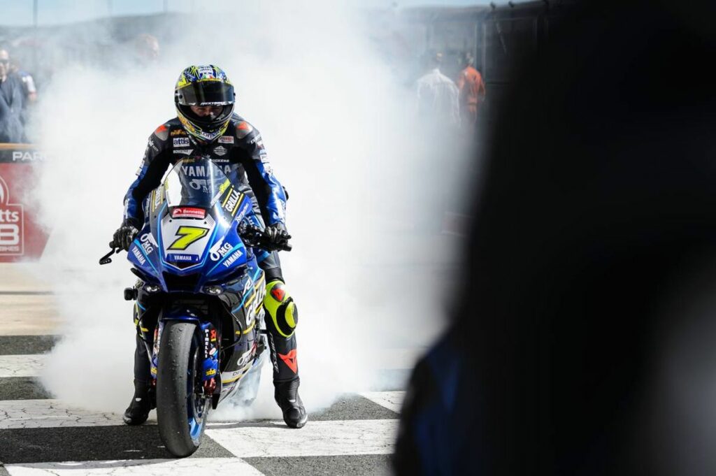 Ryan Vickers irrépressible à la première de BSB 2024 en Navarre La stagione 2024 del British Superbike si apre con la doppietta di Ryan Vickers, Yamaha monopolizza la scena a Navarra