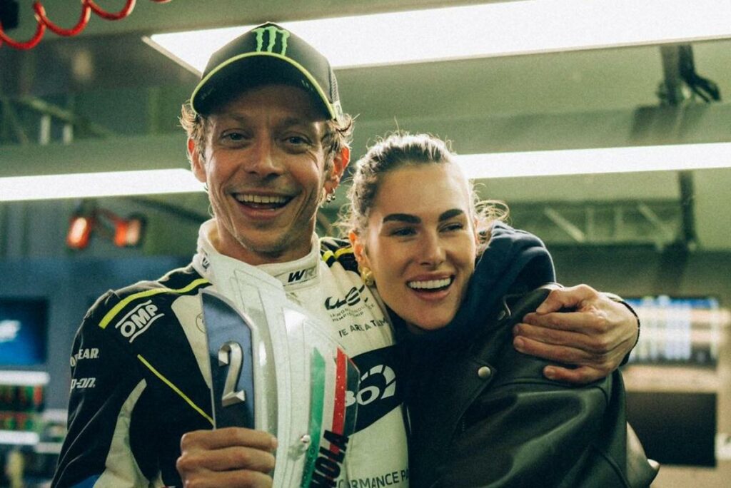 Valentino Rossi sur le podium à Imola : “Le MotoGP est plus facile…” Valentino Rossi e Francesca Sofia Novello