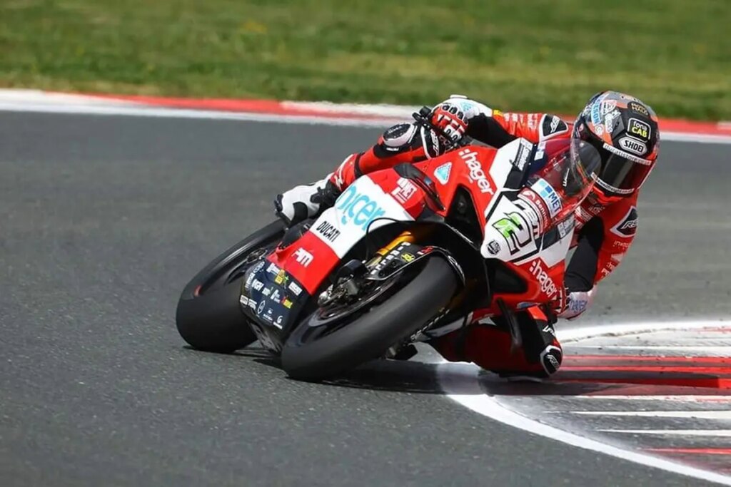 Glenn Irwin au sommet du British Superbike à Oulton Park Glenn Irwin su Ducati svetta nelle prove libere del British Superbike a Oulton Park con 12 piloti racchiusi in meno di 1 secondo