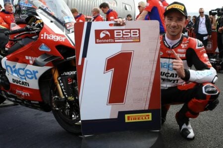 Tre vittorie su tre per Glenn Irwin che in Gara 3 del British Superbike a Oulton Park batte il Christian Iddon nel derby Ducati