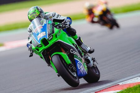 Contatti, sorpassi, volata a 4 piloti per la vittoria: Jason O’Halloran conquista una folle Gara 3 del British Superbike a Donington Park. Tommy Bridewell e Danny Kent beffano Glenn Irwin