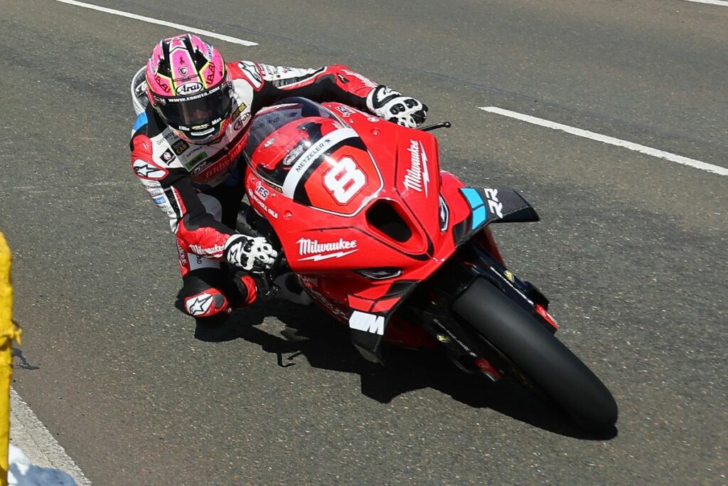 Davey Todd avec BMW vole lors des tests TT 2024 Davey Todd con la BMW vola nelle prove del TT 2024