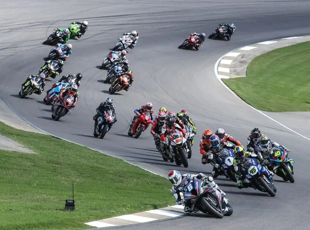 Double victoire et leadership MotoAmerica pour Cameron Beaubier en Alabama Cameron Beaubier vince Gara 2 e 3 del MotoAmerica Superbike al Barber Motorsports Park e vola in vetta alla classifica generale. In Gara 1 trionfo per Cameron Petersen, irriconoscibile Jake Gagne