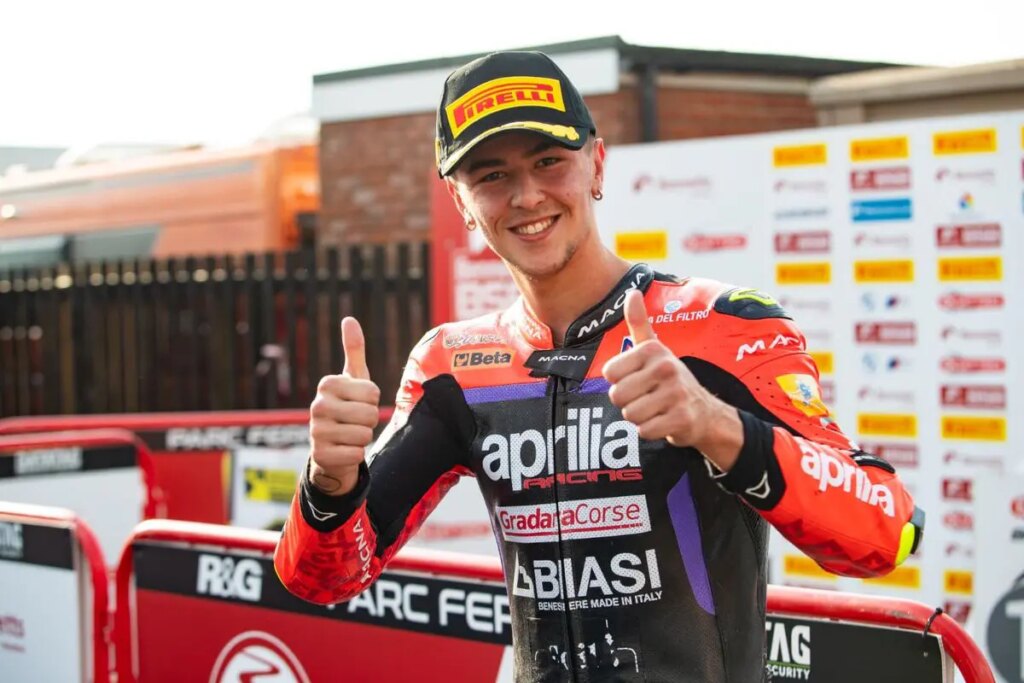 Edoardo Colombi : doublé italien historique en British Sportbike Con la doppietta di Oulton Park nel British Sportbike, Edoardo Colombi regala all’Italia i primi trionfi nel campionato britannico dopo un’attesa di 24 anni
