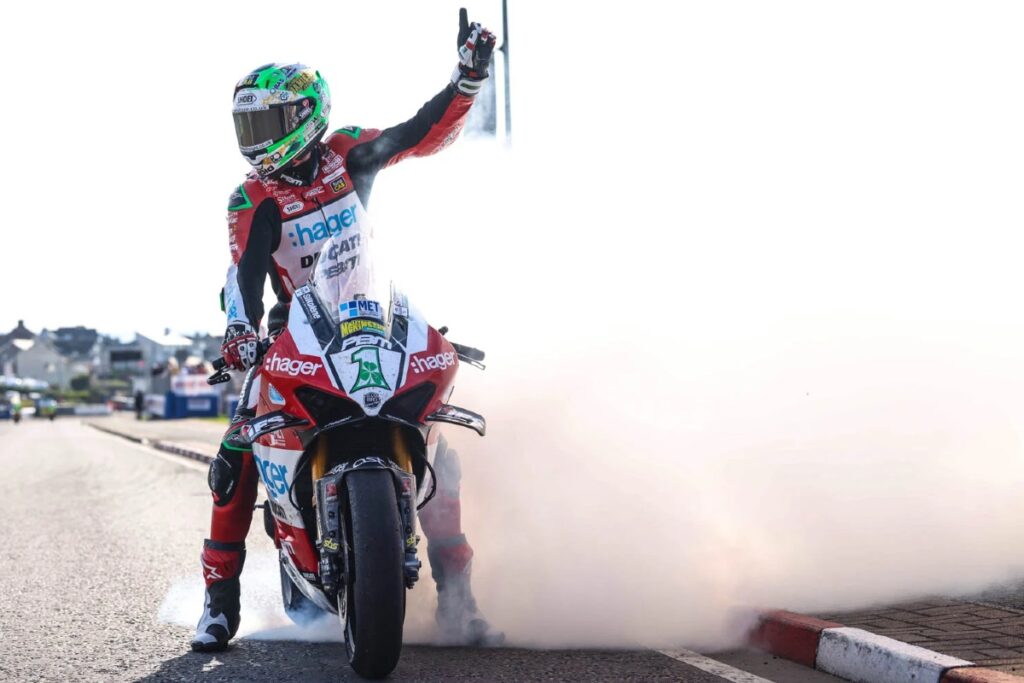 Glenn Irwin et un record au North West 200 défiant les pronostics Glenn Irwin ed un record alla North West 200 sfidando le avversità