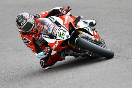 Glenn Irwin tiene a bada l’altro Ducatista Christian Iddon e vince Gara 1 del British Superbike a Oulton Park