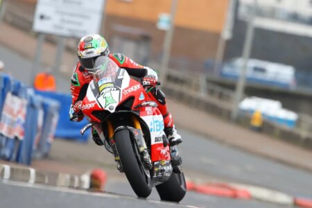Glenn Irwin super nelle prime prove della North West 200