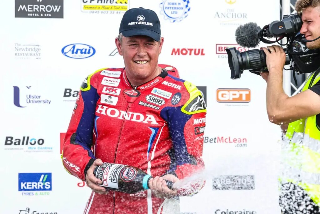 Infinite John McGuinness : à 52 ans sur le podium du North West 200 Infinito John McGuinness: a 52 anni sul podio alla North West 200