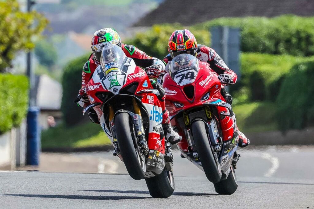 La dixième victoire épique d’Irwin en Superbike au North West 200 Epica decima vittoria Superbike di Irwin alla North West 200