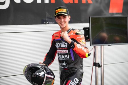 Il nostro Edoardo Colombi con l’Aprilia RS 660 ha vinto 4 gare su 4 al debutto nel British Sportbike: gli avversari mugugnano, ma questa superiorità è fuori discussione