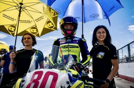 Pochi mesi dopo la rinuncia alle gare per il 2024, Aurelia Cruciani e Sara Cabrini si sono rimesse in gioco nel CIV Junior: riders coach nel Team 74 di Kevin Calia e pure… ombrelline!