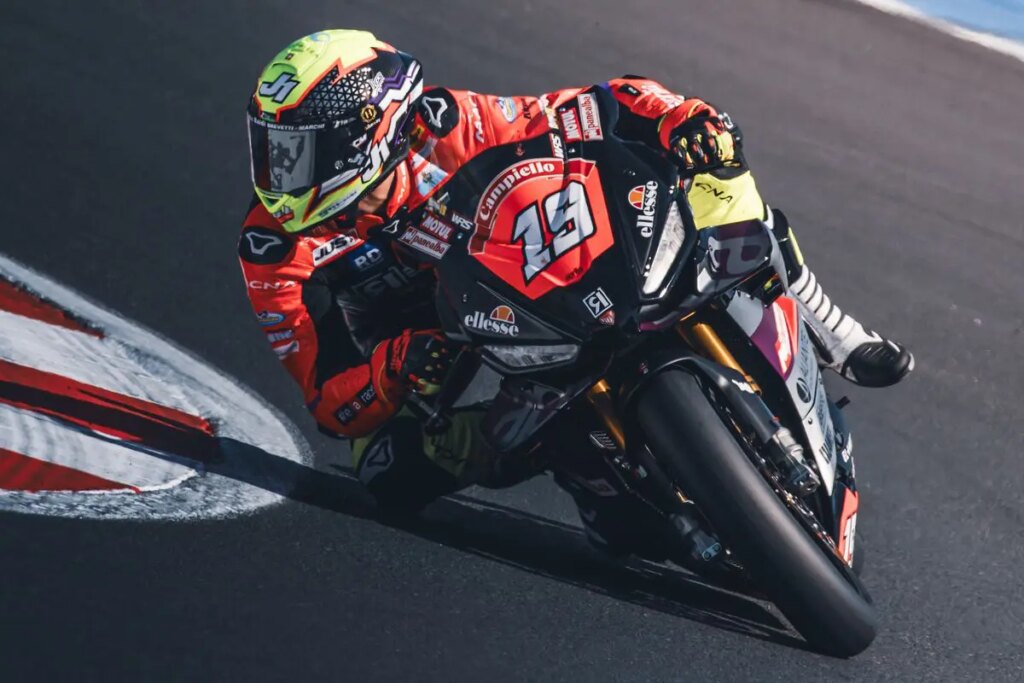 Luca Bernardi mène, Michele Pirro chute en CIV Superbike à Vallelunga Luca Bernardi stampa il miglior tempo nella QP1 del CIV Superbike a Vallelunga, Michele Pirro secondo con caduta: top-3 racchiusa in 130 millesimi