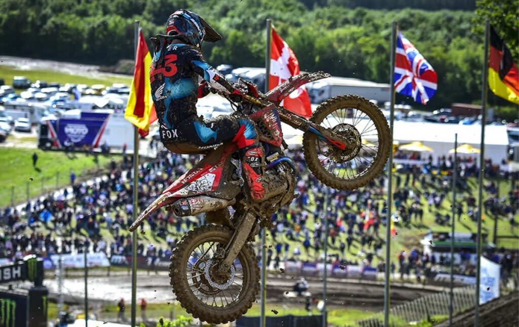 MXGP France : Tim Gajser mord la course 1, Jorge Prado en défense Tim Gajser, Motocross