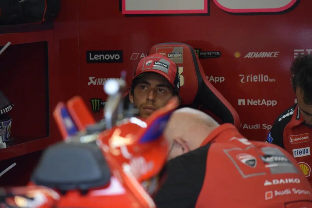 MotoGP, Bastianini regrette : “Mon rival a gagné, il me donne un petit coup de derrière” MotoGP Le Mans Enea Bastianini