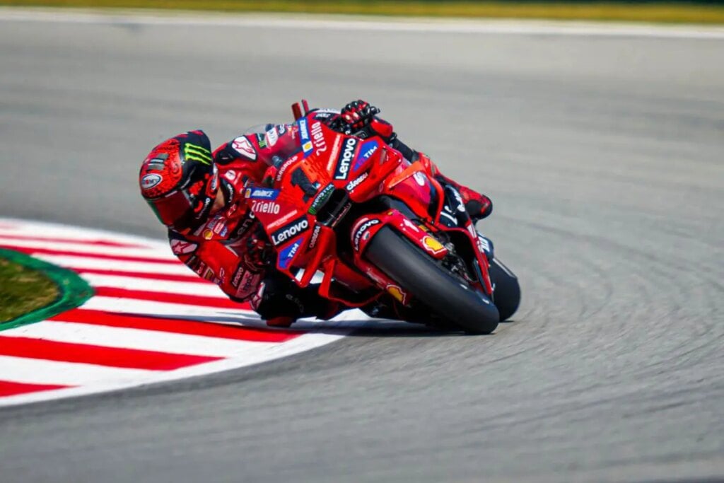 MotoGP, Pecco Bagnaia critique l’asphalte de Barcelone : “C’est un désastre” MotoGP Barcellona Pecco Bagnaia