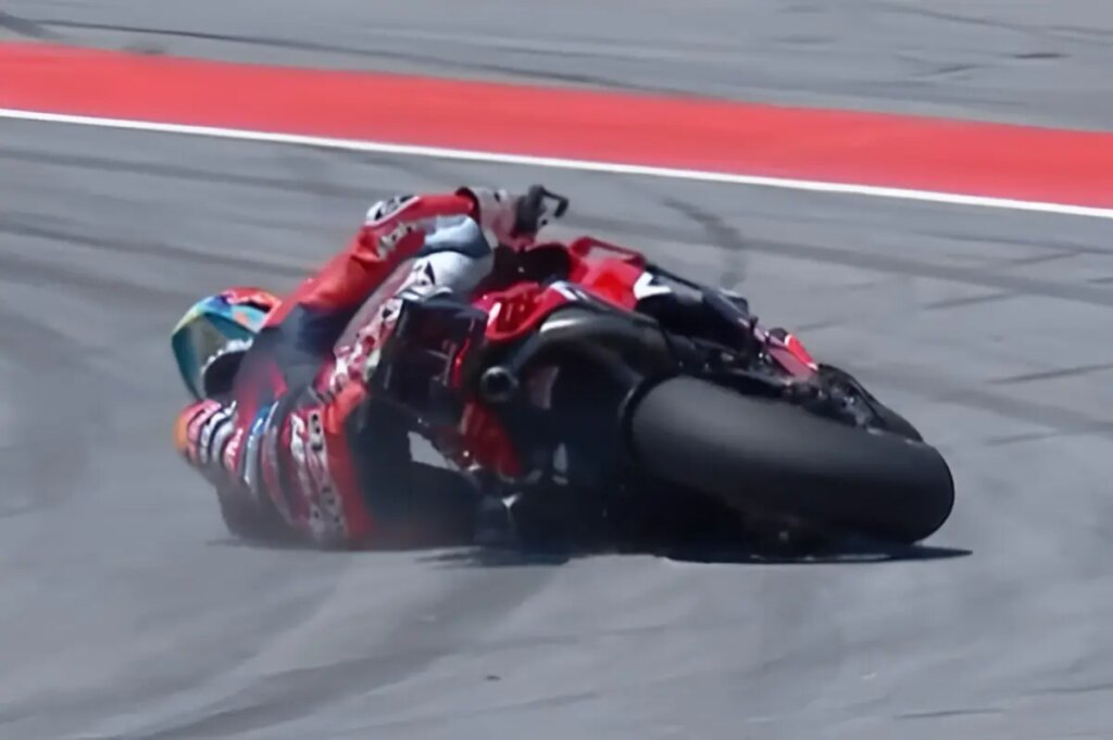 MotoGP, Pedro Acosta quel dommage “Encore un podium gâché, ça fait mal” acosta-crash-motogp-catalunya