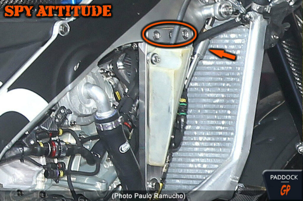 MotoGP, la technique : le brevet Aprilia sur le cadre à rigidité variable spy-attitude-aprilia-motogp