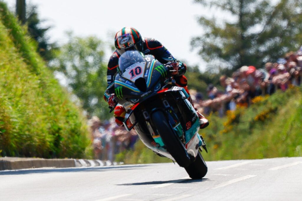 Peter Hickman au TT 2024 à l’assaut de nouveaux records Peter Hickman al TT 2024 all'assalto di nuovi record