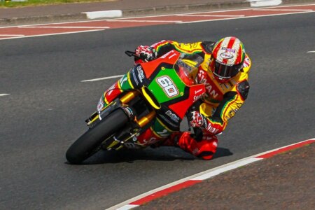 Peter Hickman : doublé des Supertwins au North West 200 avec une R7 spéciale Peter Hickman: doppietta Supertwins alla North West 200 con una speciale R7