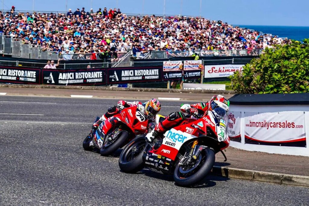 Tris Superbike de Glenn Irwin dans un mémorable North West 200 Tris Superbike di Glenn Irwin in una North West 200 memorabile