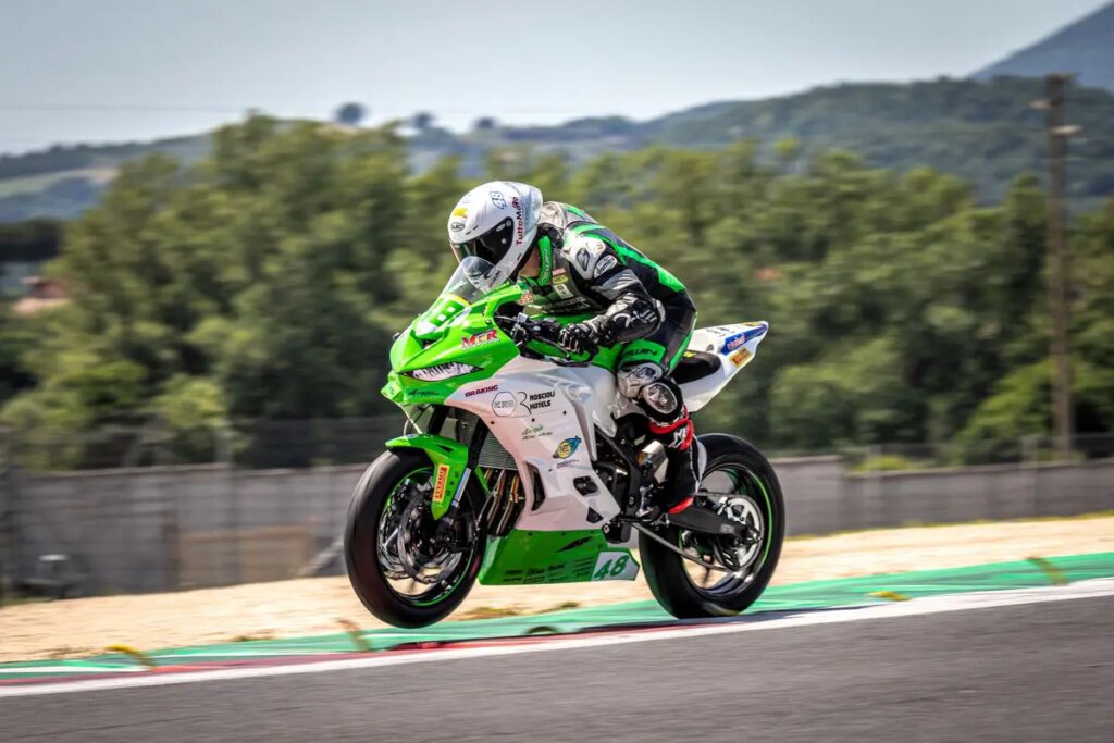 Trophée Kawasaki : la rédemption de Thomas Brianti « Assez de gym maintenant ! Dal sollevamento pesi al ritorno in pista: il rientrante Thomas Brianti vince al debutto nel Kawasaki Ninja Trophy a Vallelunga dopo una lunga assenza